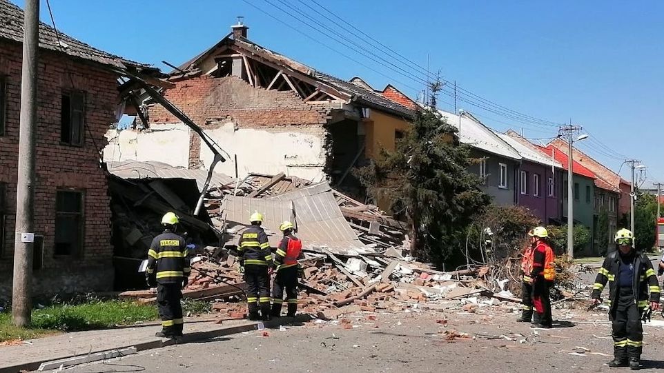 Exploze srovnala se zemí dům na Prostějovsku. Tři zranění, v sutinách hledají další